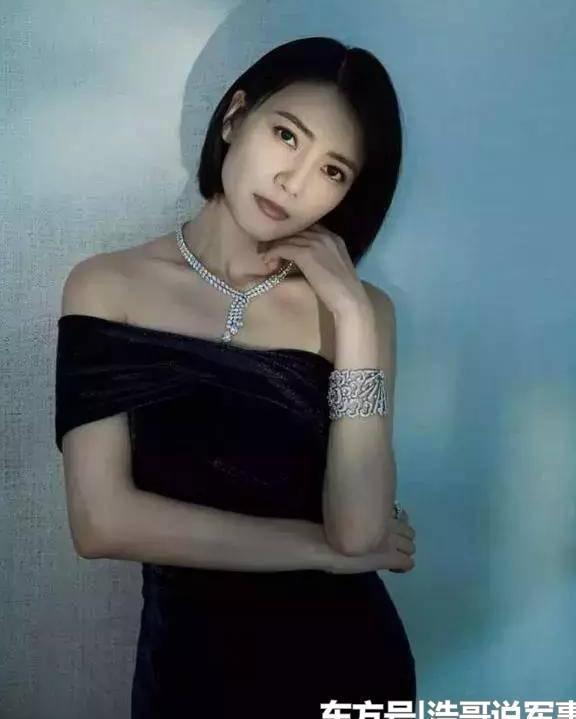 38岁高圆圆和29岁杨颖撞衫,差距尴尬,一个女神一个像路人