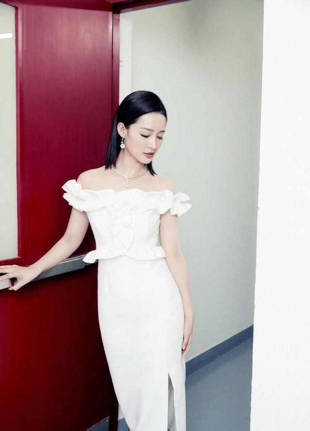 李沁穿白色优雅开叉长裙露香肩,网友:真是个撩人的小妖精!