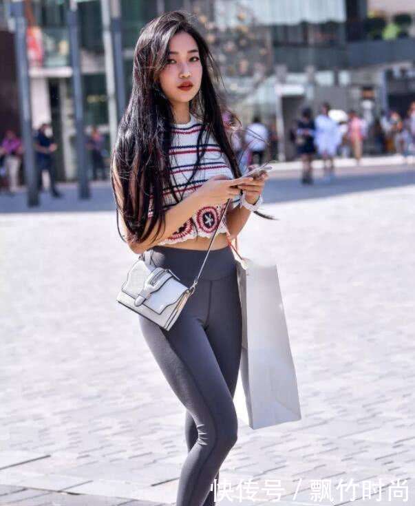 打底裤美女选择各种颜色, 都改变不了矫健和性感的姿态