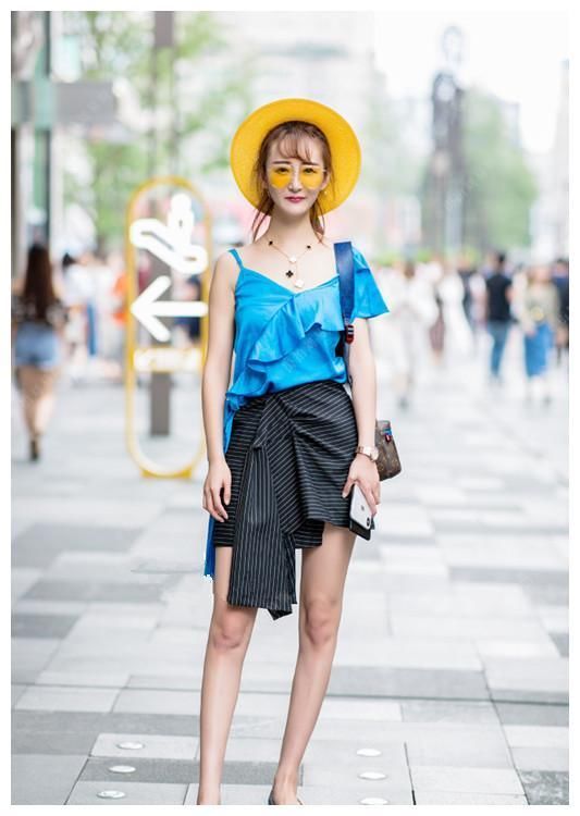 街拍：在夏季的街头，小姐姐的搭配清爽迷人，十分漂亮