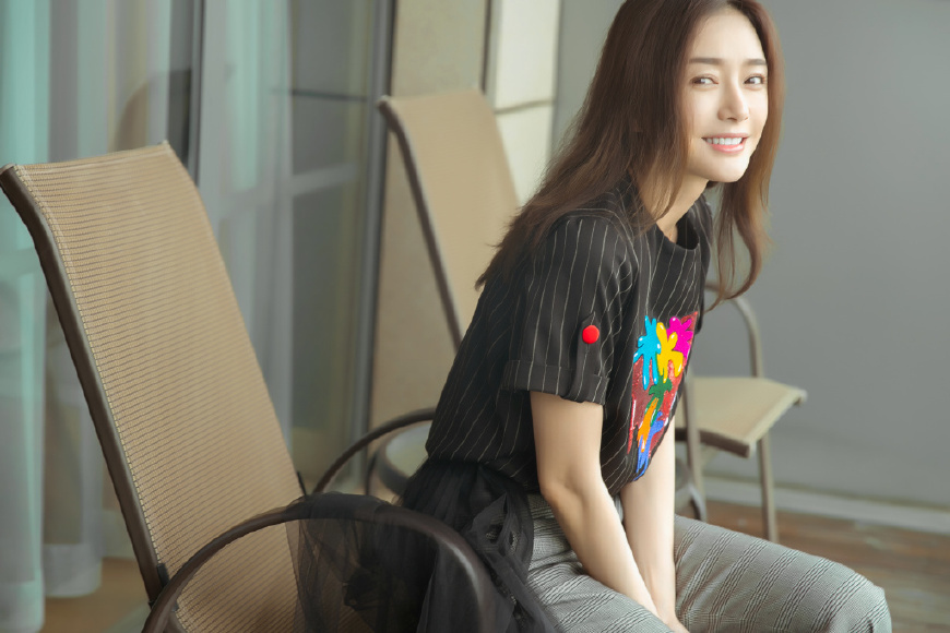 37岁秦岚太惊艳了！一袭黑色长裙配红唇，网友：性感与气场兼得