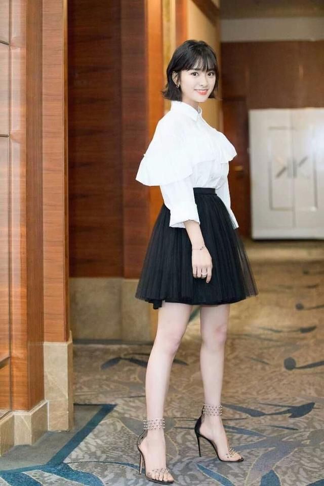 沈月《流星花园》造型被吐槽，穿搭土气又显矮，剧外却判若两人