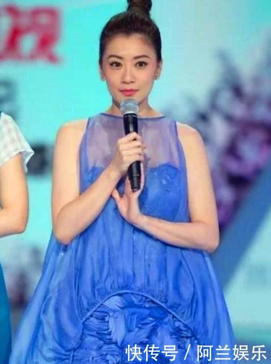 贾静雯简直了! 裙子短到尽头还穿, 坐下来只能靠矿泉水瓶遮挡!