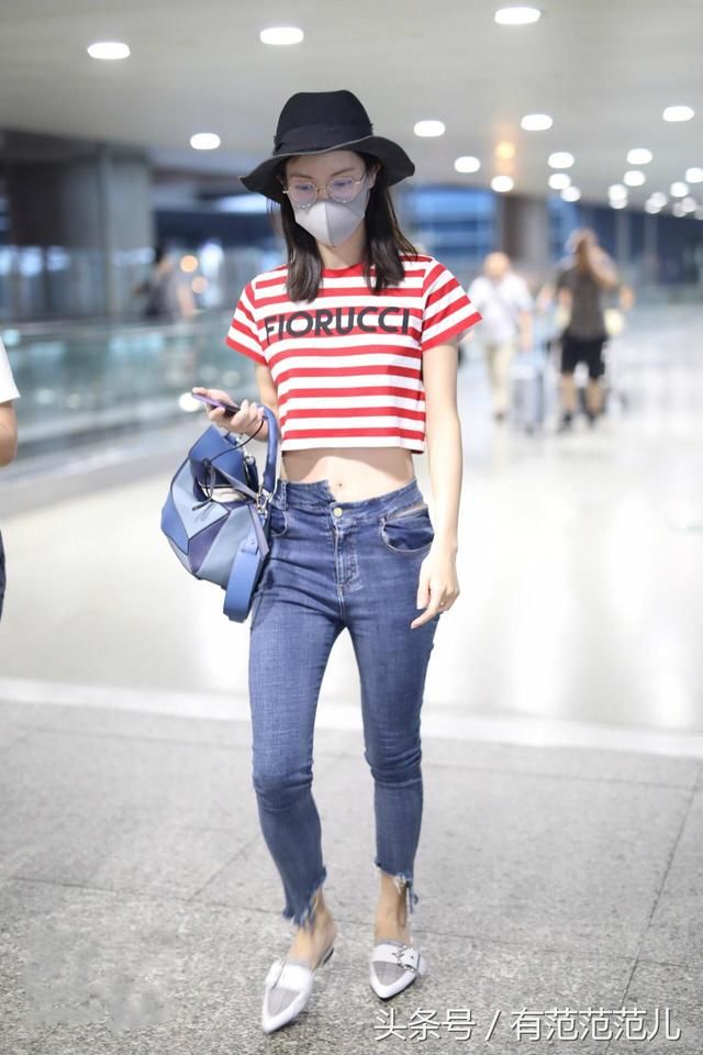 金晨难得穿露脐装炫腹又秀腰，但看到她的牛仔裤，我强迫症都犯了