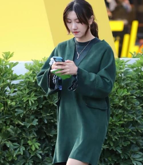 『气质』街拍:名嫒美姝的美女,一条墨绿色的连衣裙,时尚魅力气质十足