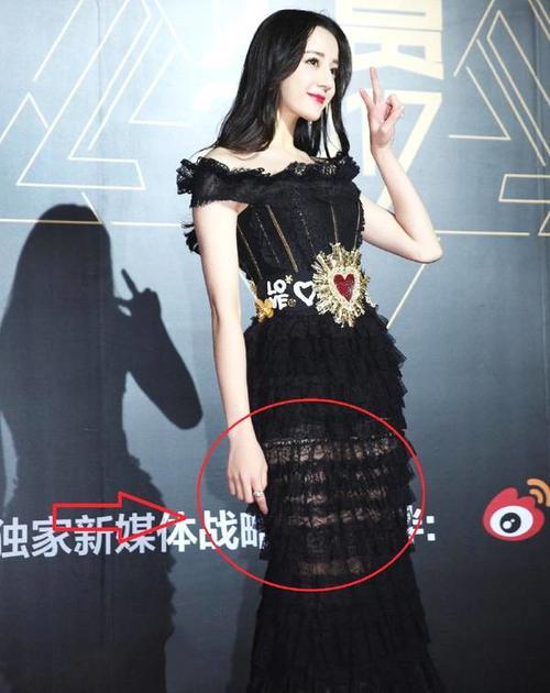 迪丽热巴腿长就是任性，穿件抹胸裙，还故意在大腿位置透出一大截