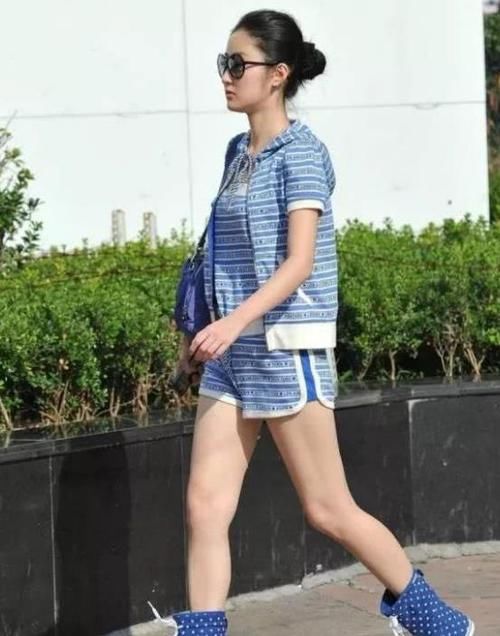  『气质』街拍：沉鱼落雁的小姐姐，一条黑色的连衣裙，时尚女神气质风范
