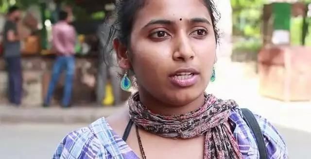 印度姑娘问中国游客：我们印度人人都有手机，你们中国有吗？