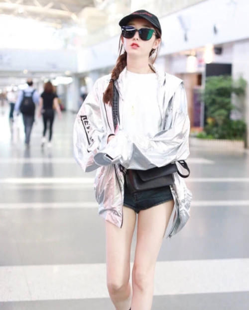 蒋梦婕也太拼了，为上演性感暴击穿超短裤，网友：不勒吗？