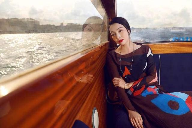 陶虹远赴威尼斯,46岁的衣服穿出初恋感,难怪徐峥爱她十年如一日