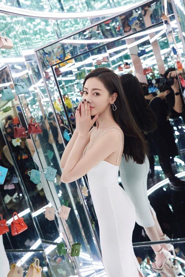 又见半拉链裤子，张天爱你这是跟李菲儿学的打扮吗？