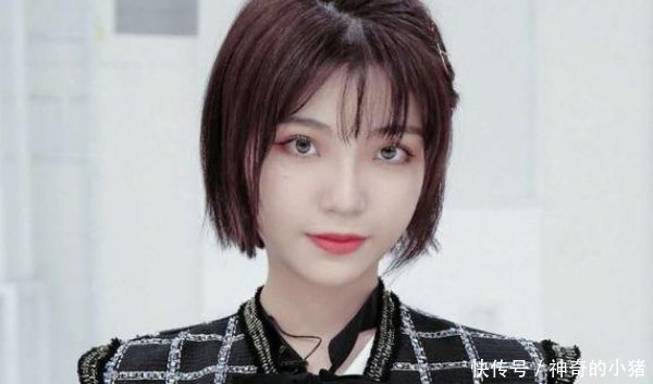  实力@杨超越再一次被喷没文化！一个句话错俩字，明星门槛为何这么低