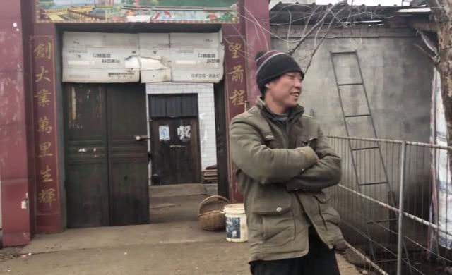 农村大叔用独特方法养羊，实话说一年挣一二十万，这收入真不错