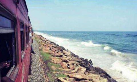 世界上最“凶险”的铁路，建立在大海中央，还不会被海水淹没