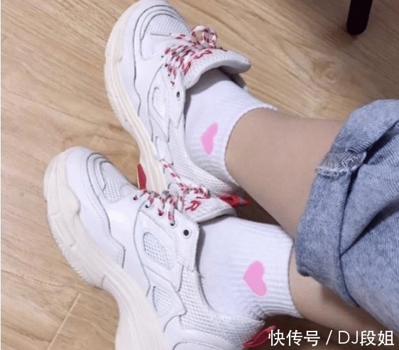  「眼泪」为什么女生的袜子能一直保持那么白？哈哈哈哈~知道真相眼泪流下来！
