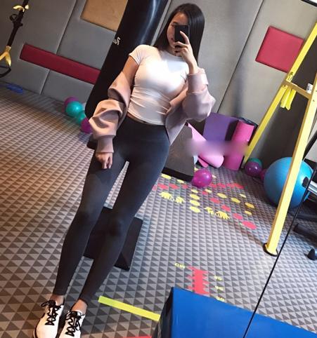 闭月羞花的打底裤美女，微微上翘的臀部，尽显妩媚女王魅力！