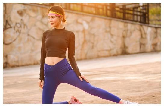 美拍：健身房里的紧身裤美女们，穿衣搭配很勾人，哪个馋了你的眼