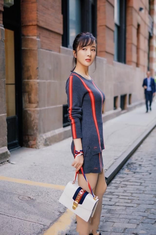 李依晓穿蕾丝裙只能遮住重点，这缝开得真大，网友:一般人穿不来