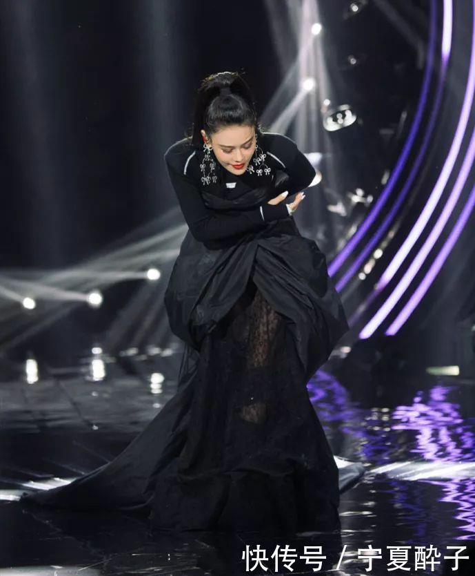  #蕾丝#袁娅维真是越来越“丰满”了，穿一袭镂空蕾丝裙，被她给惊艳到了