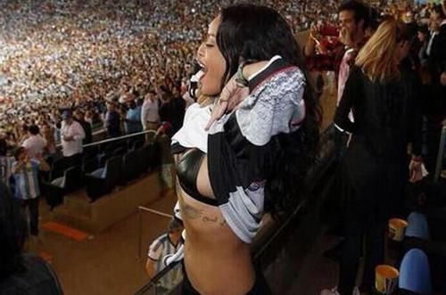 蕾哈娜庆祝巴西进球,激动到掀衣服庆祝,网友:这