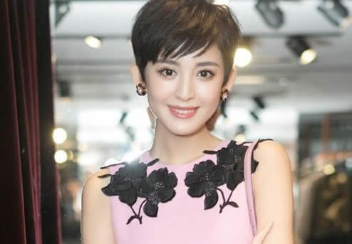 娜扎深V亮相戛纳:深V刺绣礼服娇艳,古力娜扎简