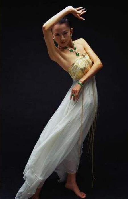 59岁杨丽萍一头黄发现身,至少减龄30岁,网友:只有20岁吧!