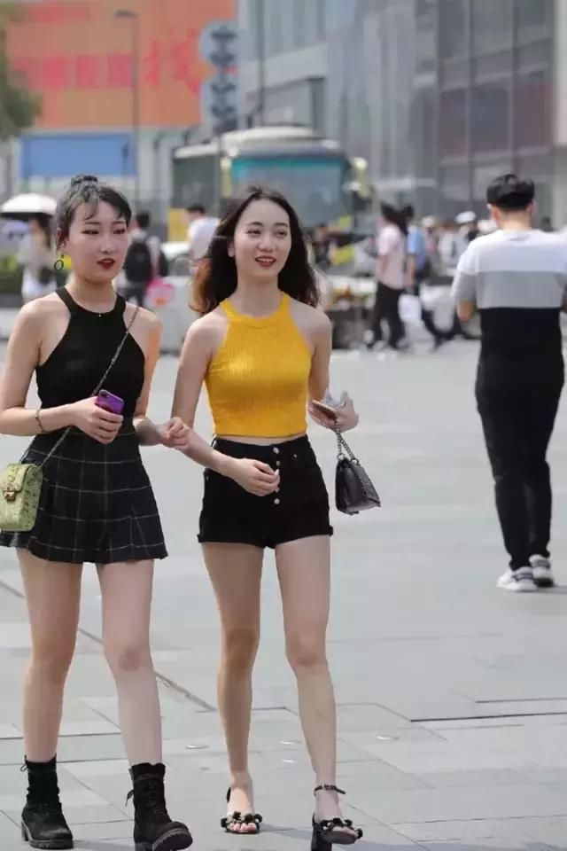 “体温天气”又何惧？搭配无袖抹胸背心的闺蜜俩