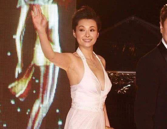 袁立多日未更博网友担心，黄毅清发文疑爆料她出事被抓？