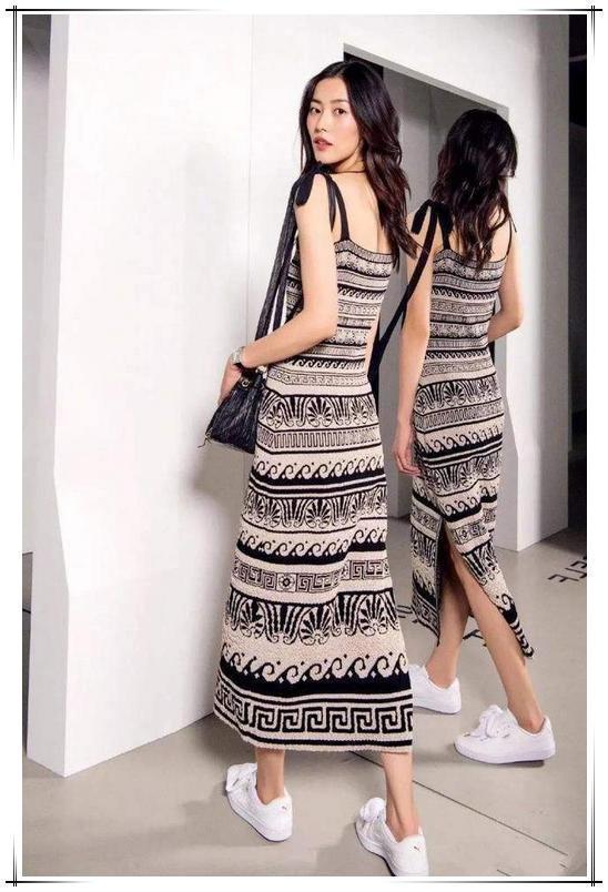 刘雯才是最大的“照骗”？未修图暴露水桶腰，网友：这也太假了吧