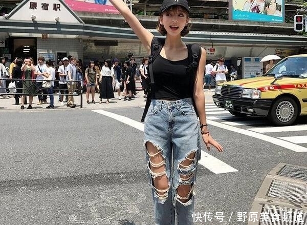  「舒适」街拍：时尚穿搭的牛仔裤美女，展现优雅简约的时尚姿态，好看