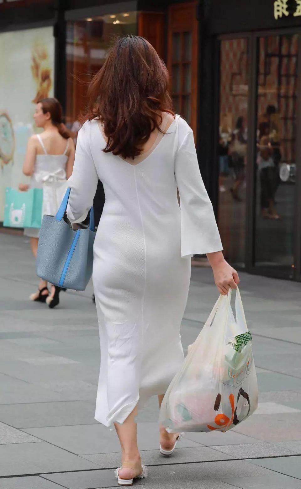 街拍:购物归来的白色连衣裙美女，敦实可靠!