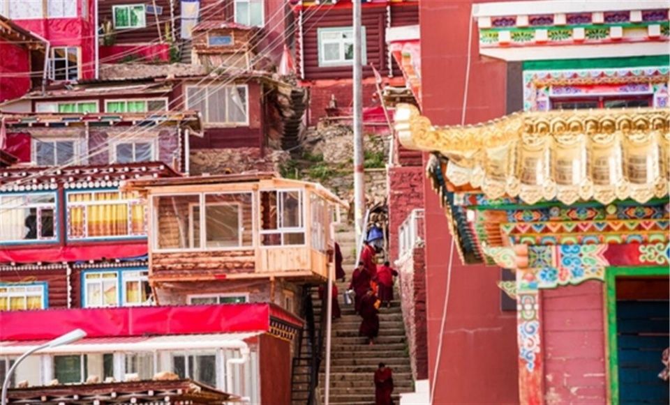 探秘世界最大佛学院,漫山遍野的红色小木屋场面震撼