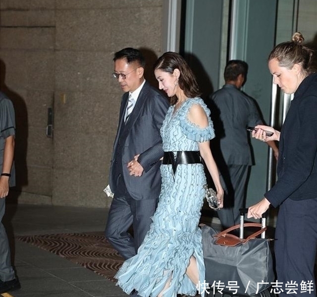 「 蓝色」两次嫁给亿万富豪, 49岁仍风韵犹存，李嘉欣是最美港姐,