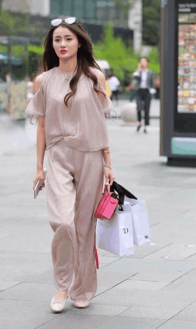 波点式紧身连衣长裙把小姐姐的小蛮腰完美展示，S型身材真没的说