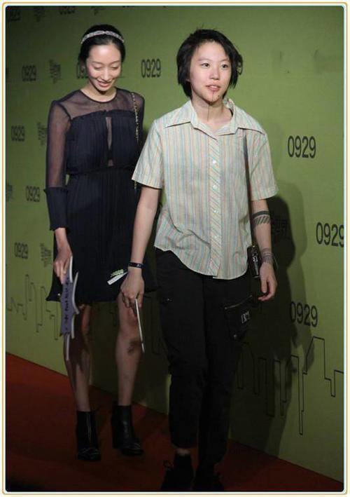 中国好姐姐！窦靖童机场挎两包不怕累，妹妹窦佳嫄只顾低头玩手机