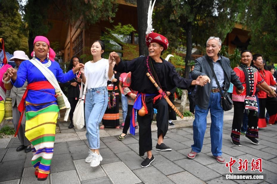 云南昆明佤族民众欢庆“新米节”