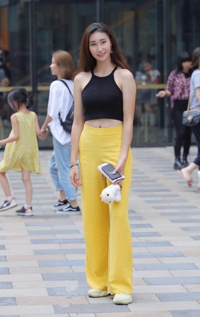 街拍路人，简洁优雅的时尚穿搭指南，展现出你自信大方的美!