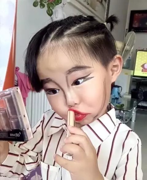 3岁女孩独自化妆,化妆完成后,众人感到不可思议