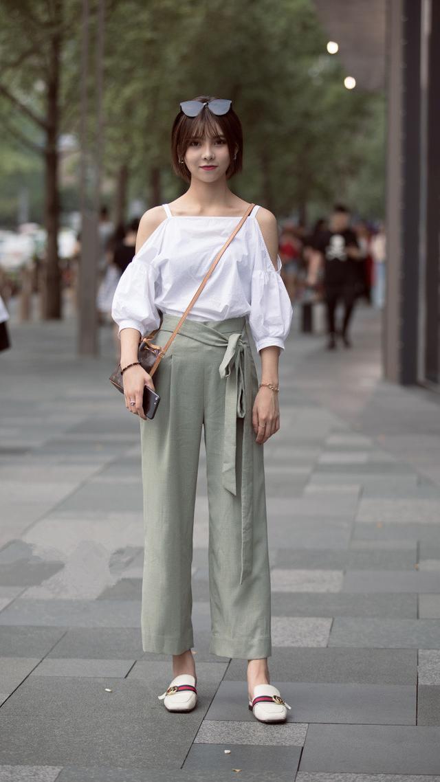 街拍, 性感美女白色背心搭配黑色内衣, 身材丰满 可爱的让人激动!