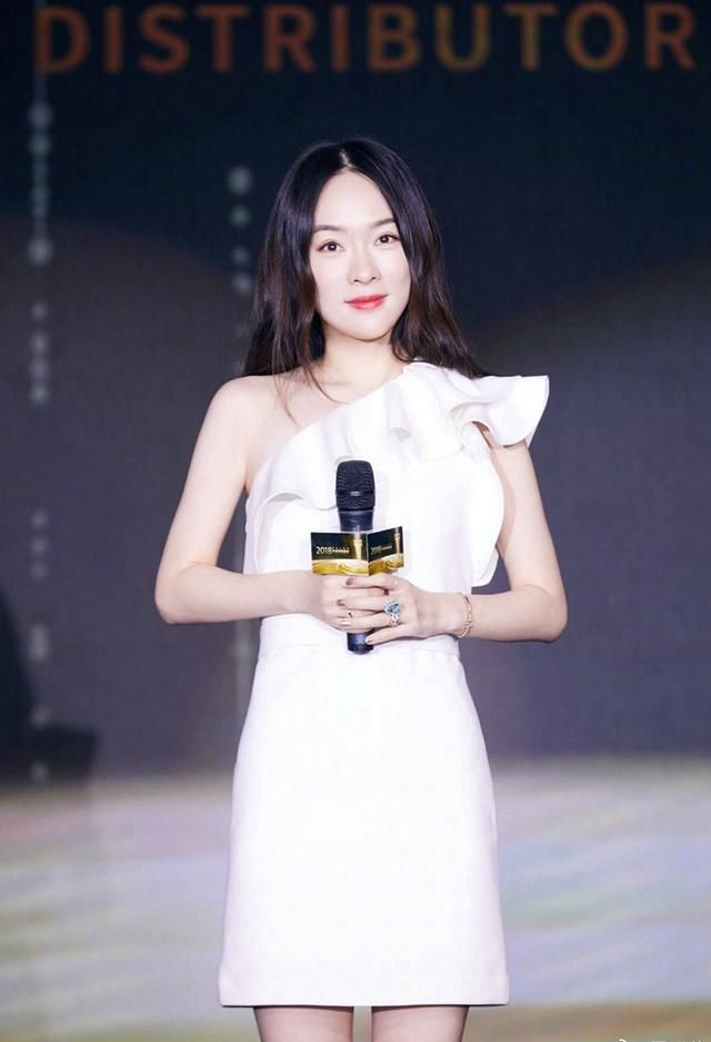 霍思燕才真叫美成了小公主,穿半露肩白裙出席活动,哪像快40岁!