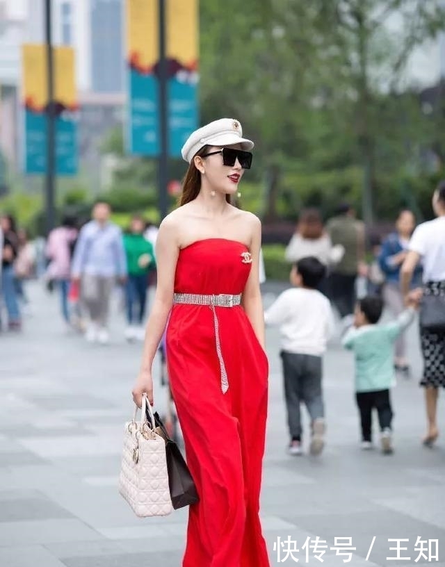  「红色」街拍：美女一双绑带的高跟凉鞋，让她走路的姿态也显得优雅，时尚靓丽