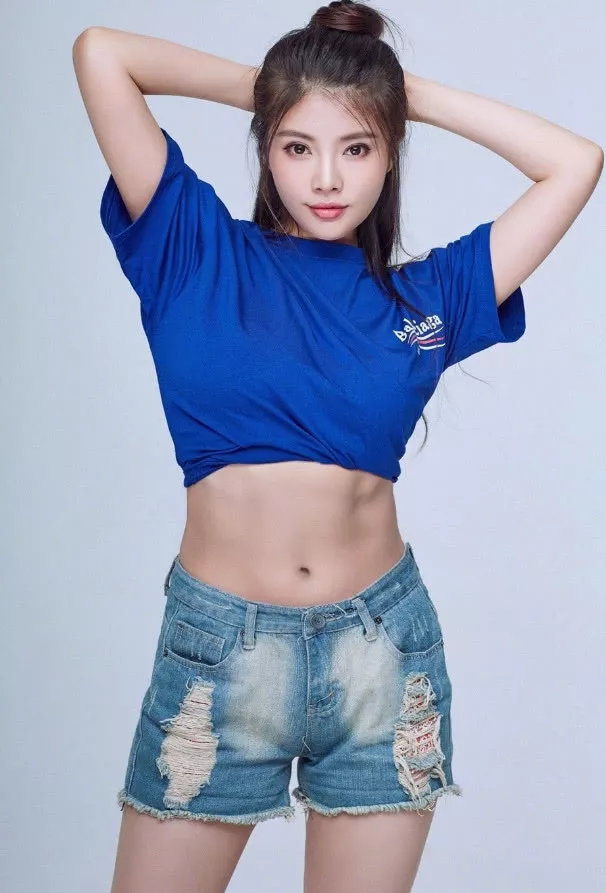 大嫂徐冬冬都瘦得见骨了,撩衣炫腹却炫出尴尬,小蛮腰一言难尽