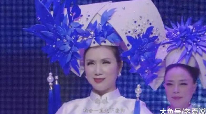 56岁阿姨顽强与病魔抗争 每天化妆穿旗袍 气质优雅美出国际