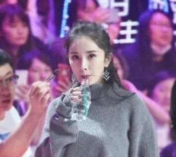 女星防掉口红的喝水方法：神仙姐姐刘亦菲最优雅，范爷比较霸气