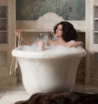 现在的女人洗澡后都不穿裤子!直接这样穿，太销魂了