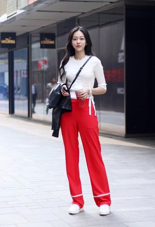 街拍美女：日常休闲穿搭法，这样穿不但休闲，还很有回头率