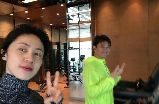  「开挂」48岁黄磊暴瘦引热议：开挂的人，都舍得对自己狠