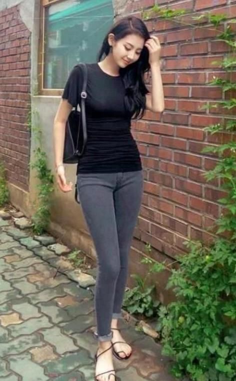 时尚：无论少女还是少妇，都很喜欢穿牛仔裤，而且牛仔裤耐磨耐脏