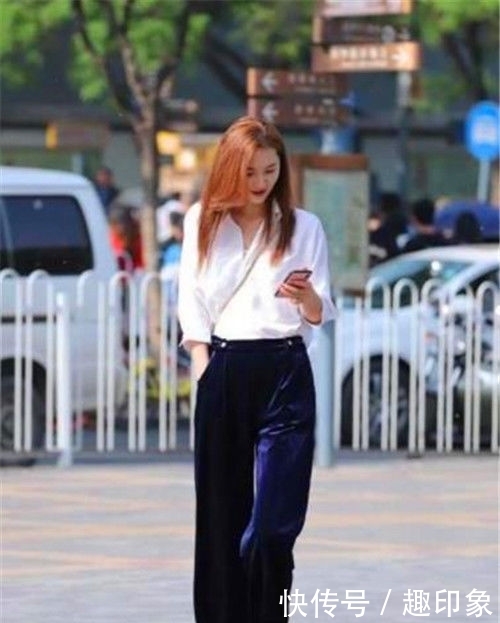  「气质」街拍：美女穿吊带长裙，气质温婉，姿态怡人