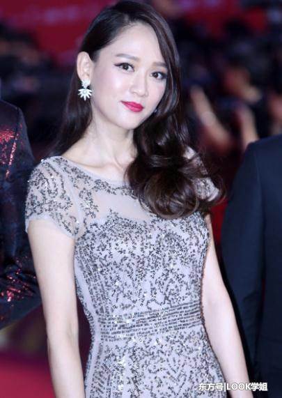 39岁陈乔恩韵味十足，薄纱裙秀婀娜身姿，网友：脸有点僵硬